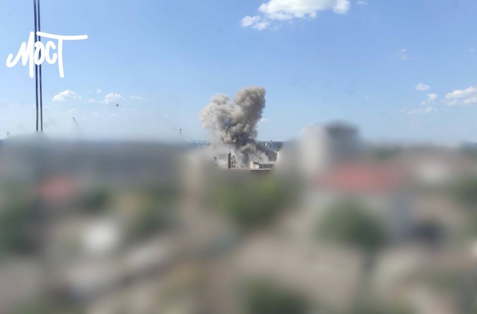 По мосту в Херсоне и его окрестностям добавили еще несколько бомб и снарядов По мосту в Херсоне и его окрестностям добавили еще несколько бомб и снарядов