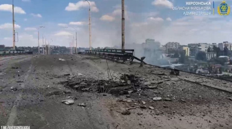 Украинская администрация продолжает показывать нам последствия ударов по мосту в Херсоне Украинская администрация продолжает показывать нам последствия ударов по мосту в Херсоне