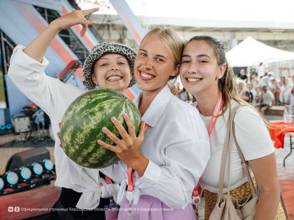 Фестиваль «Таврида.АРТ» встретил гостей херсонскими арбузами Фестиваль «Таврида.АРТ» встретил гостей херсонскими арбузами