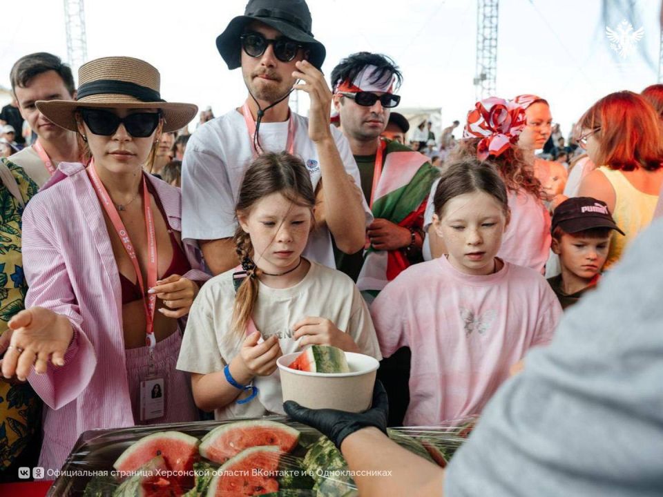 Фестиваль «Таврида.АРТ» встретил гостей херсонскими арбузами Фестиваль «Таврида.АРТ» встретил гостей херсонскими арбузами