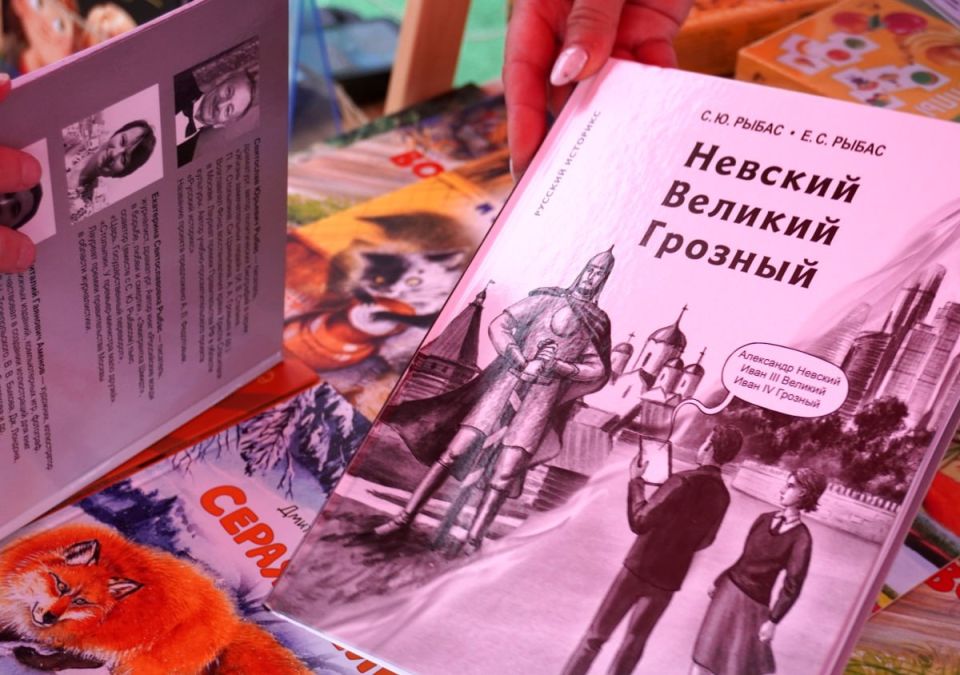 Гости Фестиваля молодого искусства «Таврида.Арт» искали свои идеальные книги и нашли их на масштабной книжной ярмарке — первой в Крыму! Гости Фестиваля молодого искусства «Таврида.Арт» искали свои идеальные книги и нашли их на масштабной книжной ярмарке — первой в Крыму!