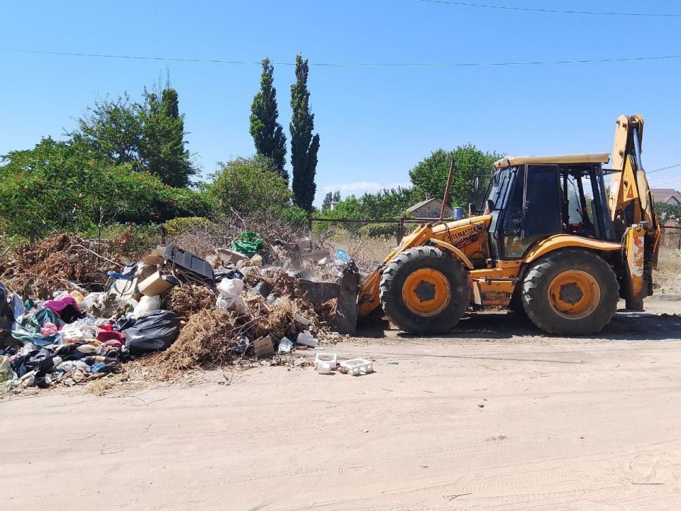В селе Счастливцево работники МКУ "Азовкоммунсервис" Генического МО ликвидировали стихийную свалку В селе Счастливцево работники МКУ "Азовкоммунсервис" Генического МО ликвидировали стихийную свалку