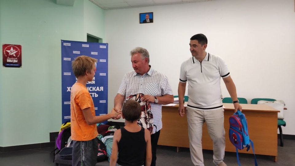 «Единая Россия» передала портфели в рамках акции «Собери ребёнка в школу» школьникам Чаплинского и Каланчакского округов «Единая Россия» передала портфели в рамках акции «Собери ребёнка в школу» школьникам Чаплинского и Каланчакского округов