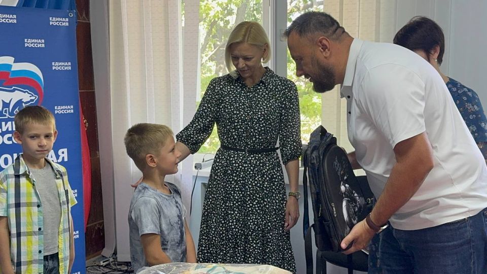 «Единая Россия» передала портфели в рамках акции «Собери ребёнка в школу» школьникам Чаплинского и Каланчакского округов «Единая Россия» передала портфели в рамках акции «Собери ребёнка в школу» школьникам Чаплинского и Каланчакского округов