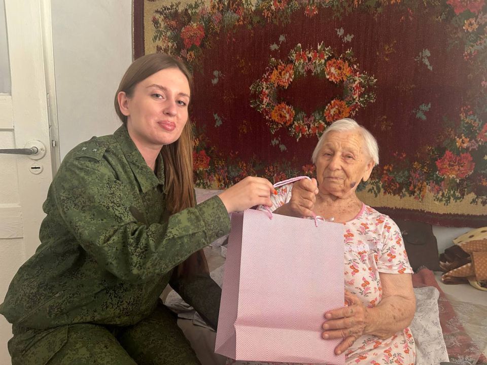 Офицеры следственного управления по Херсонской области поздравили труженицу тыла Великой Отечественной войны с юбилеем