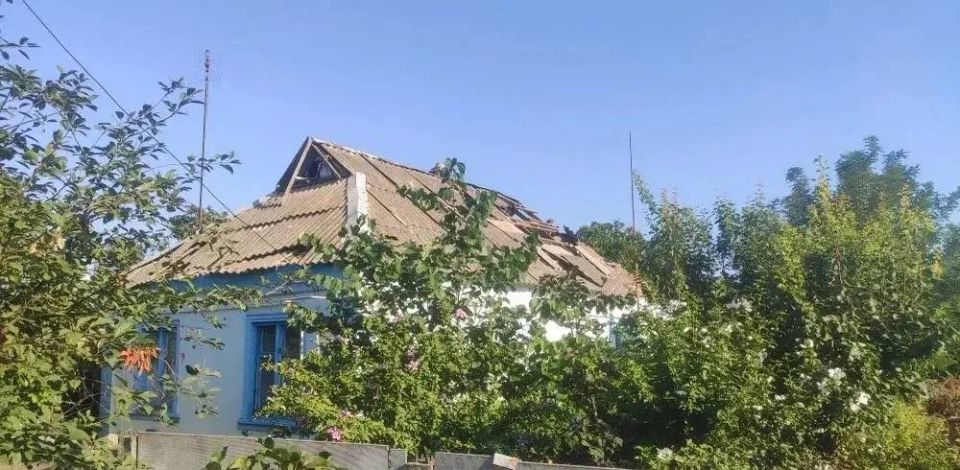 Важно!. 05.08.2025 в пгт Днепряны произошел инцидент: в результате сброса с БПЛА поврежден частный жилой дом Важно!. 05.08.2025 в пгт Днепряны произошел инцидент: в результате сброса с БПЛА поврежден частный жилой дом