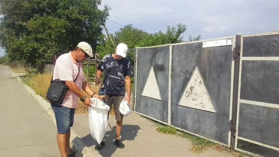 Коммунальщики продолжают наводить порядок во всех населенных пунктах округа! Коммунальщики продолжают наводить порядок во всех населенных пунктах округа!