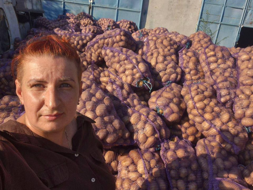 Фермер из Херсонской области Павел Ким передал фуру картофеля жителям прифронтовых городов ЛНР Фермер из Херсонской области Павел Ким передал фуру картофеля жителям прифронтовых городов ЛНР