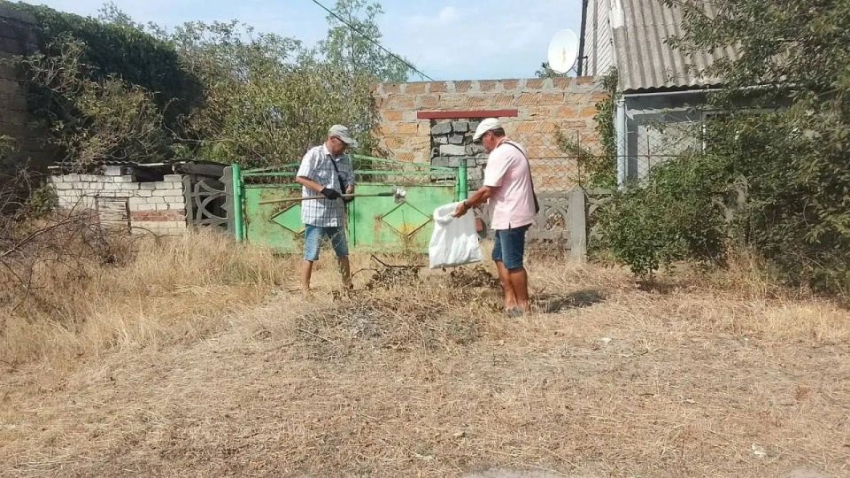 Коммунальщики продолжают наводить порядок во всех населенных пунктах округа! Коммунальщики продолжают наводить порядок во всех населенных пунктах округа!