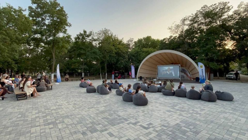 Состоялся первый вечерний кинопоказ под открытым небом в Геническе! Состоялся первый вечерний кинопоказ под открытым небом в Геническе!