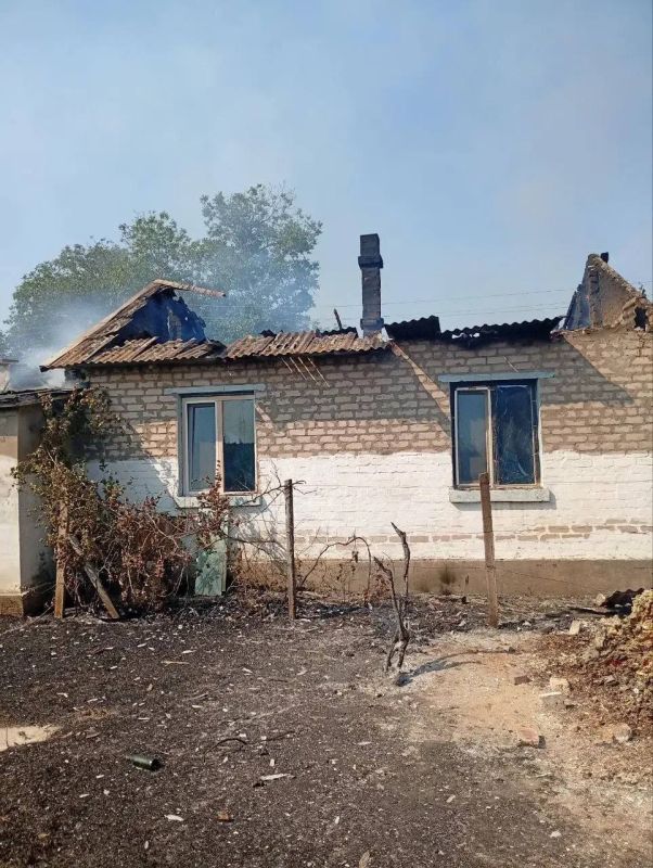 В результате артобстрелов в селе Райское повреждено несколько домов, два дома сгорели полностью В результате артобстрелов в селе Райское повреждено несколько домов, два дома сгорели полностью