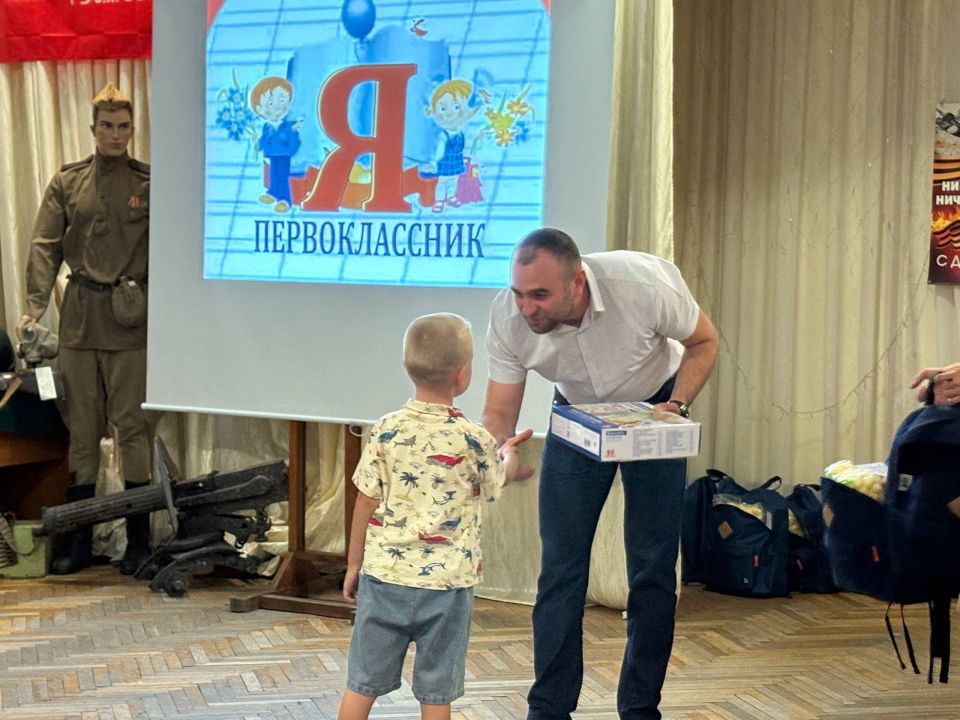 Владимир Оганесов: Первые шаги в мир знаний!. Сегодня лично вручил нашим самым юным жителям городского округа города Новая Каховка специальные наборы "Первоклассник" Владимир Оганесов: Первые шаги в мир знаний!. Сегодня лично вручил нашим самым юным жителям городского округа города Новая Каховка специальные наборы "Первоклассник"