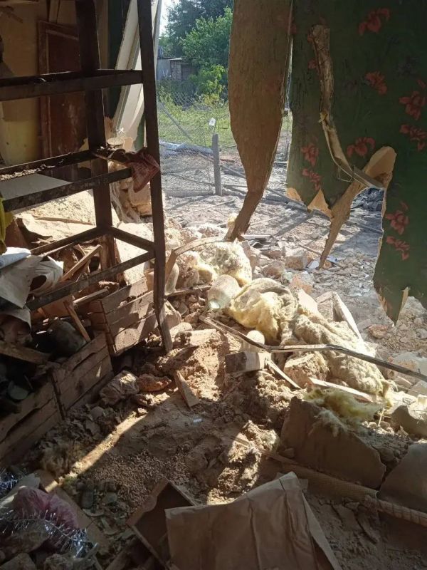В результате артобстрелов в селе Райское повреждено несколько домов, два дома сгорели полностью В результате артобстрелов в селе Райское повреждено несколько домов, два дома сгорели полностью