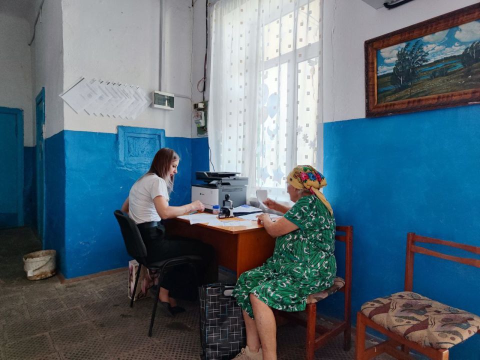 Пенсионерам Архангельско-слободского территориального отдела продолжают помогать в оформлении банковских карт Пенсионерам Архангельско-слободского территориального отдела продолжают помогать в оформлении банковских карт