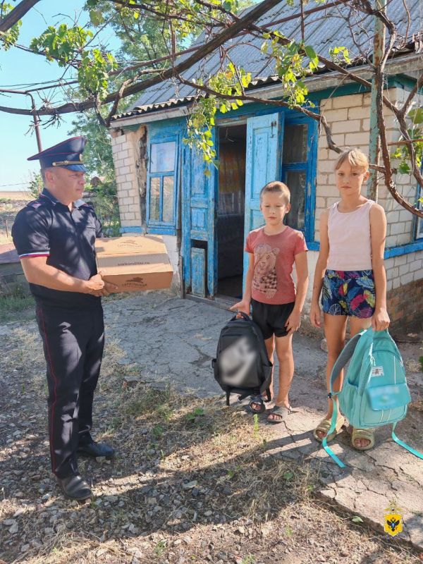 В Херсонской области полицейские приняли участие во Всероссийской благотворительной акции «Помоги пойти учиться»