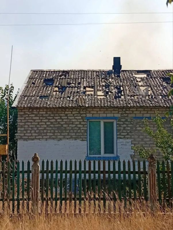 В результате артобстрелов в селе Райское повреждено несколько домов, два дома сгорели полностью В результате артобстрелов в селе Райское повреждено несколько домов, два дома сгорели полностью