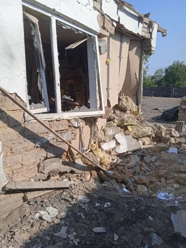 В результате артобстрелов в селе Райское повреждено несколько домов, два дома сгорели полностью В результате артобстрелов в селе Райское повреждено несколько домов, два дома сгорели полностью