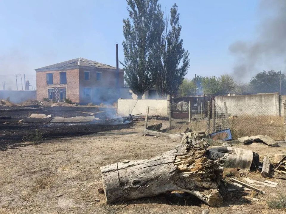 В результате артобстрелов в селе Райское повреждено несколько домов, два дома сгорели полностью В результате артобстрелов в селе Райское повреждено несколько домов, два дома сгорели полностью