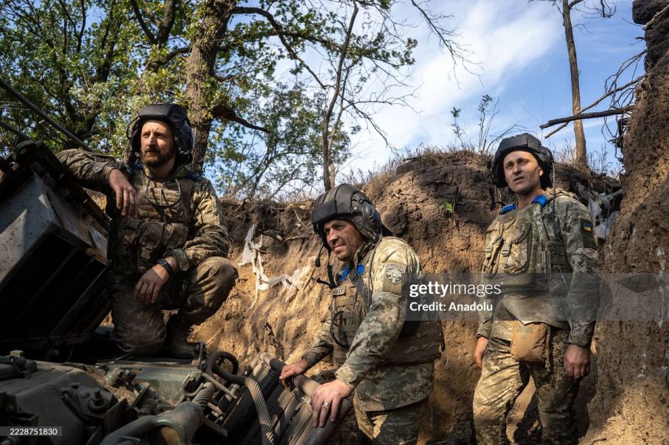 Танк Т-72ЕА ВСУ и его экипаж в Херсонской области Танк Т-72ЕА ВСУ и его экипаж в Херсонской области
