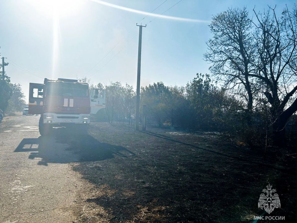 #ОперативкаМЧС84. В Геническом округе огнеборцы потушили крупный пожар В селе Драгоманово за пределами населенного пункта горел сухостой и 2 неэксплуатируемые хозпостройки #ОперативкаМЧС84. В Геническом округе огнеборцы потушили крупный пожар В селе Драгоманово за пределами населенного пункта горел сухостой и 2 неэксплуатируемые хозпостройки