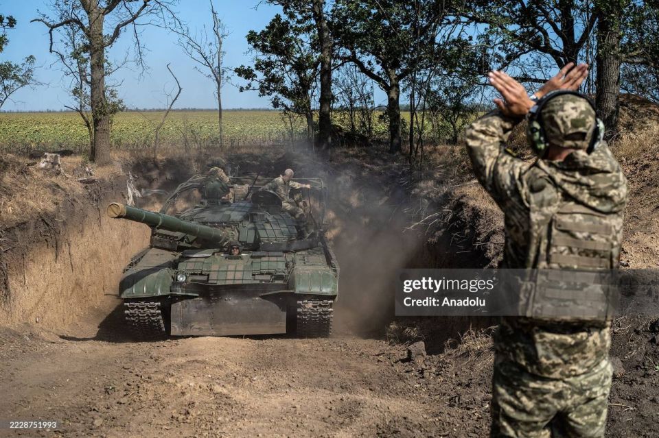 Танк Т-72ЕА ВСУ и его экипаж в Херсонской области Танк Т-72ЕА ВСУ и его экипаж в Херсонской области