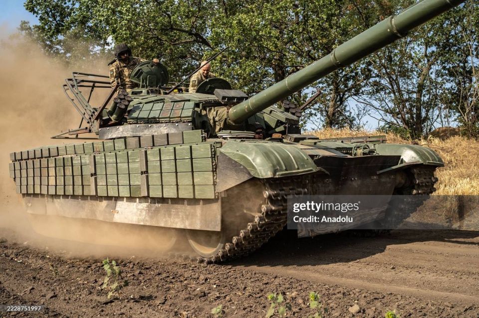 Танк Т-72ЕА ВСУ и его экипаж в Херсонской области Танк Т-72ЕА ВСУ и его экипаж в Херсонской области
