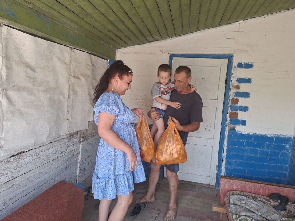 Надежда Бабешко: В Агайманах, Благодатном и Нововасильевке на днях прошла благотворительная акция: руководитель фракции партии «Единая Россия», депутат Ивановского муниципального округа Александр Васалатый передал... Надежда Бабешко: В Агайманах, Благодатном и Нововасильевке на днях прошла благотворительная акция: руководитель фракции партии «Единая Россия», депутат Ивановского муниципального округа Александр Васалатый передал...