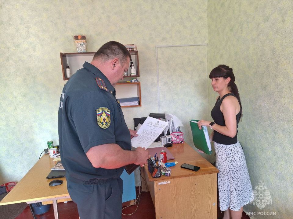 Сотрудники МЧС проверили готовность Владимировской школы Скадовского округа к новому учебному году Сотрудники МЧС проверили готовность Владимировской школы Скадовского округа к новому учебному году