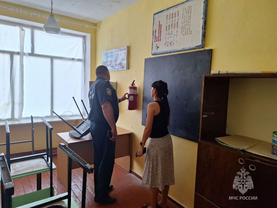 Сотрудники МЧС России регулярно проверяют готовность школ к новому учебному году Сотрудники МЧС России регулярно проверяют готовность школ к новому учебному году