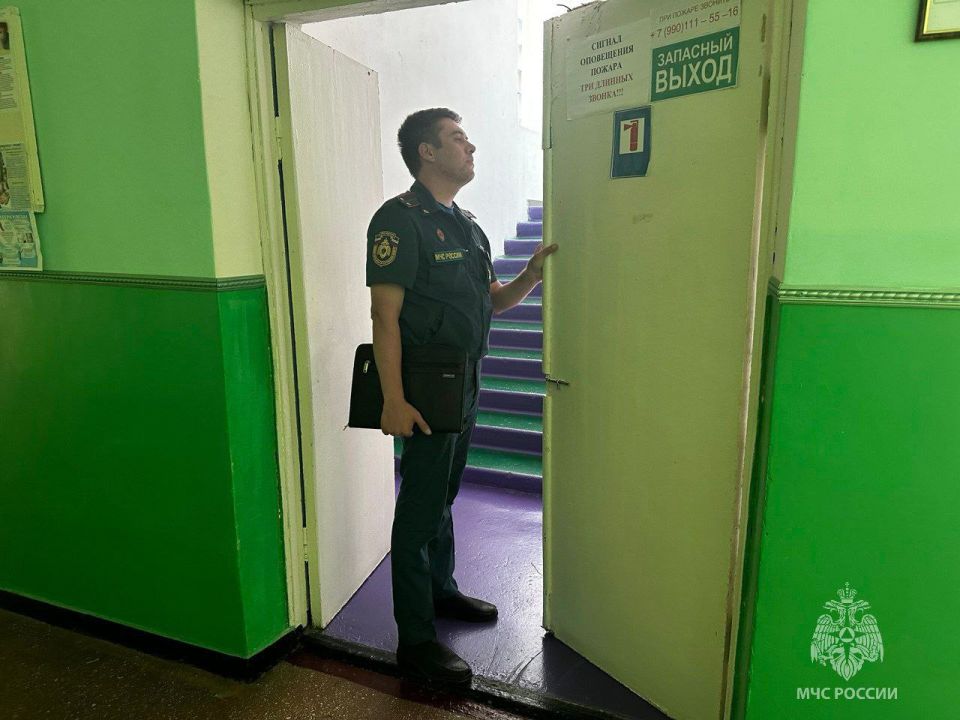 Сотрудники МЧС России регулярно проверяют готовность школ к новому учебному году Сотрудники МЧС России регулярно проверяют готовность школ к новому учебному году