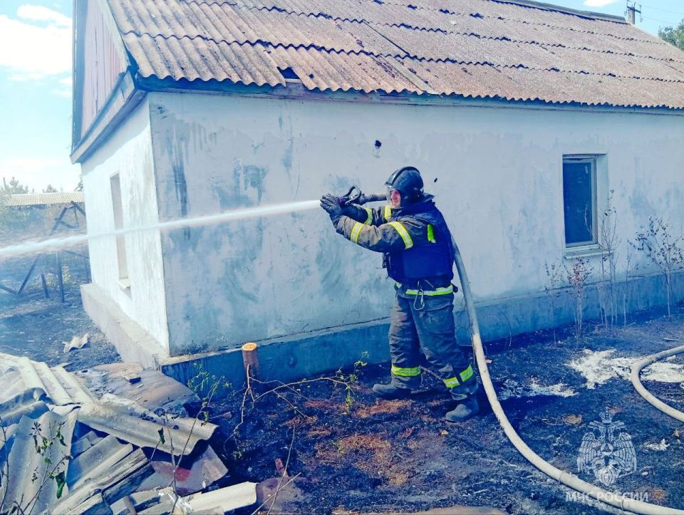 #ОперативкаМЧС84. Ландшафтных пожаров все больше В селе Семеновка Каховского округа на улице Школьная дежурная смена 11-ой пожарно- спасательной части МЧС Херсонской области ликвидировала возгорание хозпостройки