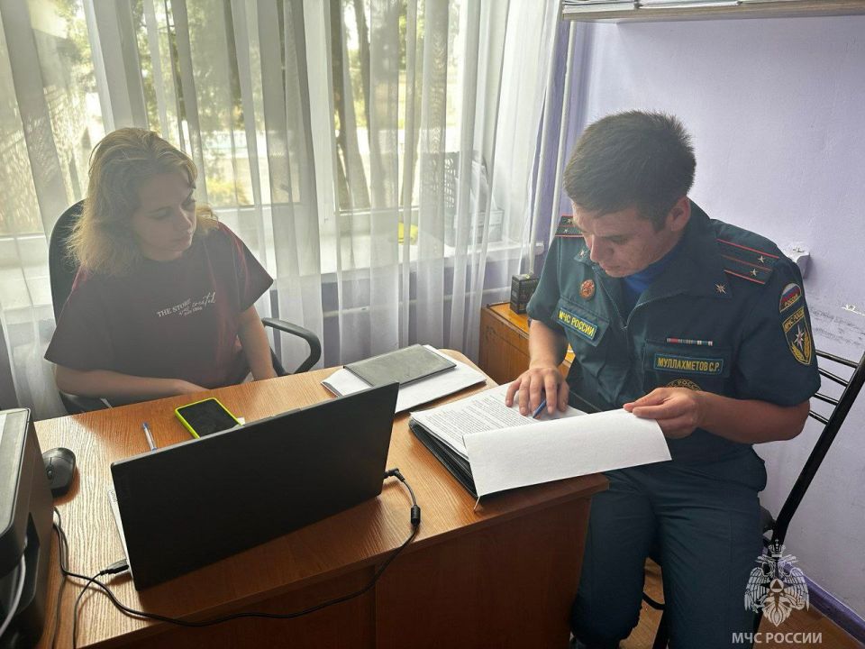 Сотрудники МЧС России регулярно проверяют готовность школ к новому учебному году Сотрудники МЧС России регулярно проверяют готовность школ к новому учебному году