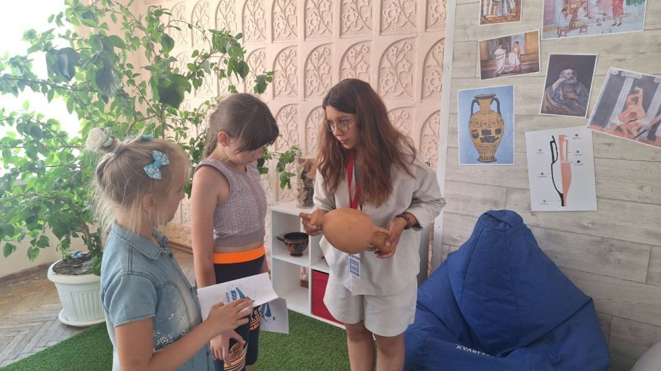 В Каланчаке состоялось открытие передвижного детского центра Государственного историко-археологического музея-заповедника «Фанагория» В Каланчаке состоялось открытие передвижного детского центра Государственного историко-археологического музея-заповедника «Фанагория»