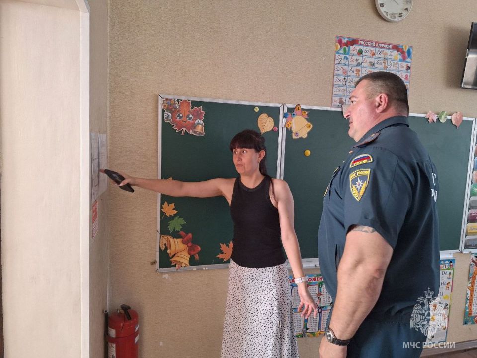 Сотрудники МЧС проверили готовность Владимировской школы Скадовского округа к новому учебному году Сотрудники МЧС проверили готовность Владимировской школы Скадовского округа к новому учебному году