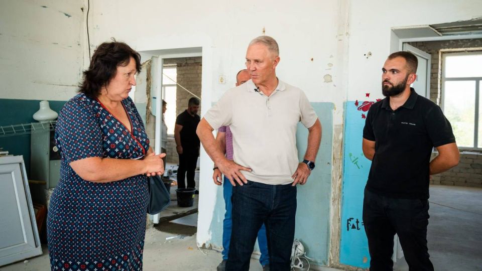 В Тавричанской школе, ремонтируемой по партпроекту «Единой России» «Новая школа», завершаются кровельные работы В Тавричанской школе, ремонтируемой по партпроекту «Единой России» «Новая школа», завершаются кровельные работы