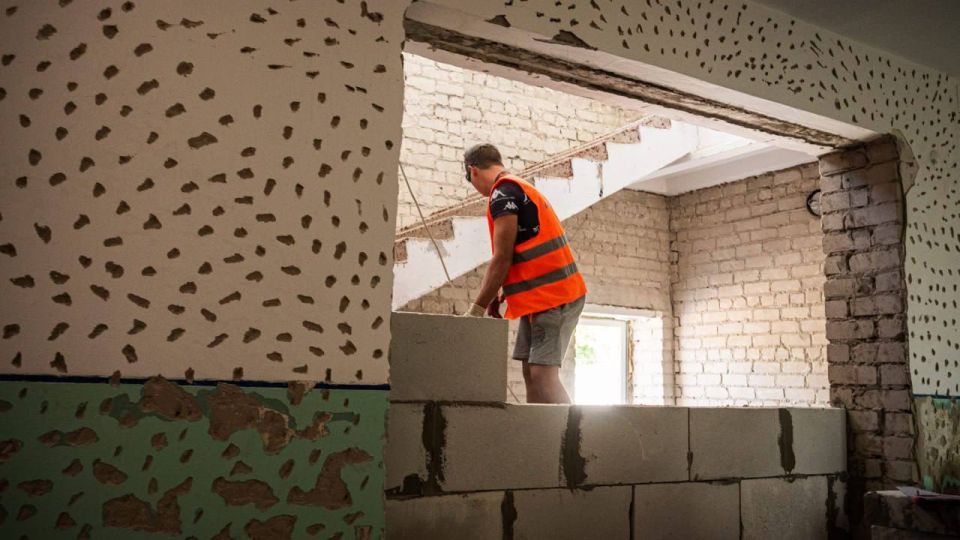 В Тавричанской школе, ремонтируемой по партпроекту «Единой России» «Новая школа», завершаются кровельные работы В Тавричанской школе, ремонтируемой по партпроекту «Единой России» «Новая школа», завершаются кровельные работы