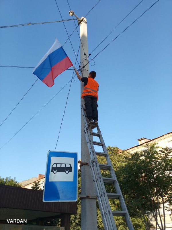 Геническ становится чище и праздничнее благодаря усилиям работников коммунальных служб Геническ становится чище и праздничнее благодаря усилиям работников коммунальных служб
