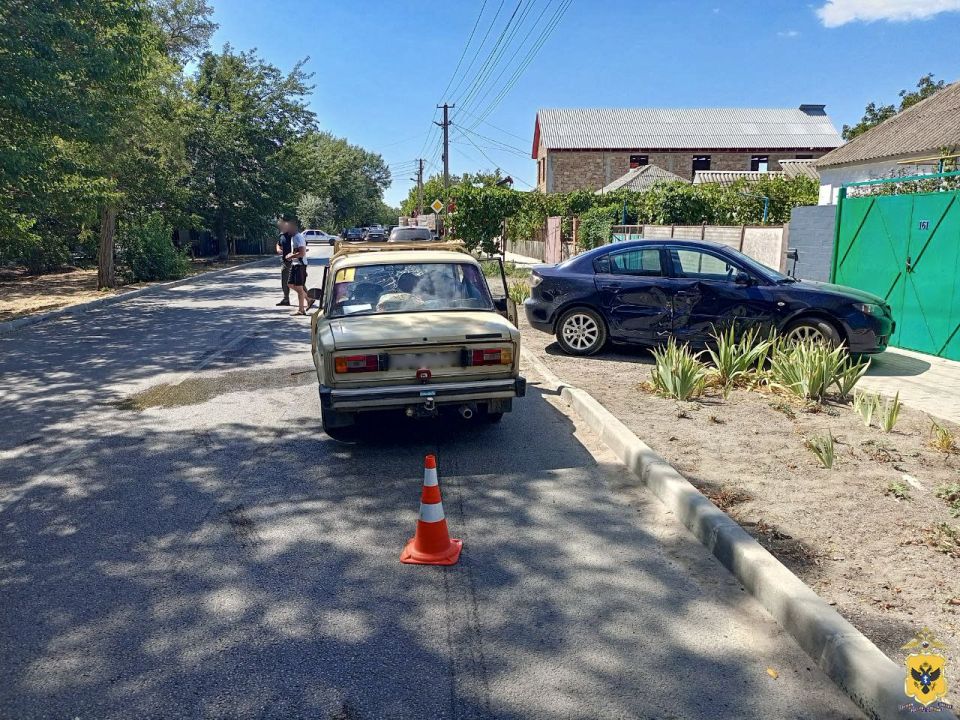 В Геническом округе полицейские устанавливают обстоятельства ДТП с пострадавшей