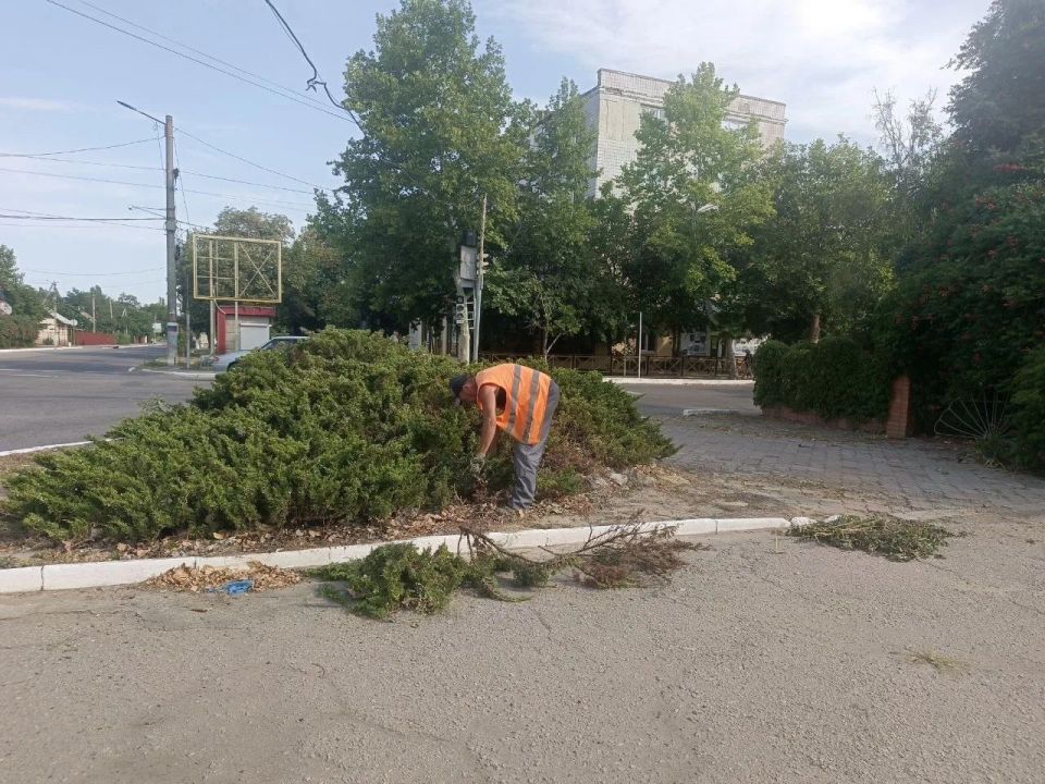 В Новой Каховке неустанно трудятся работники коммунальной сферы В Новой Каховке неустанно трудятся работники коммунальной сферы