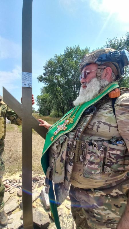 На въезде в Александровск установлен Поклонный крест На въезде в Александровск установлен Поклонный крест