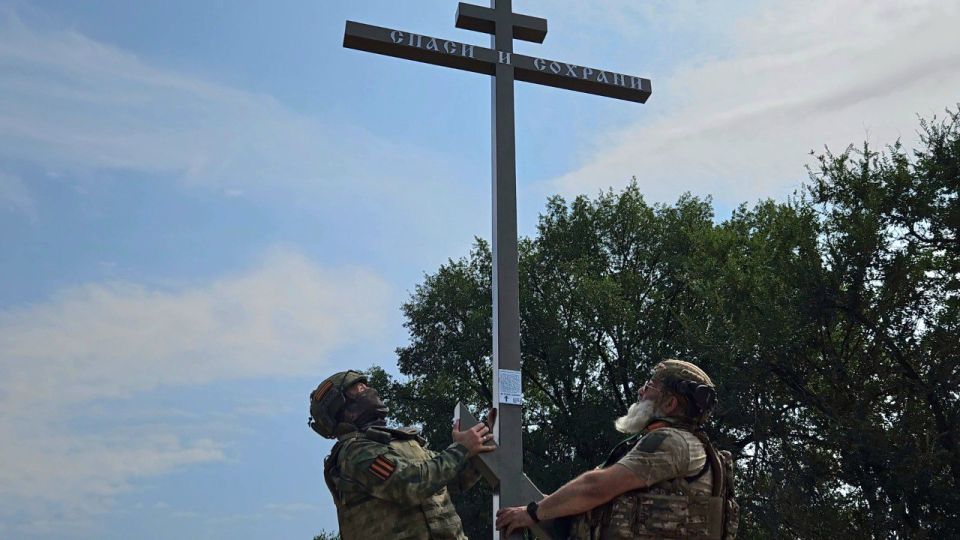 На въезде в Александровск установлен Поклонный крест На въезде в Александровск установлен Поклонный крест