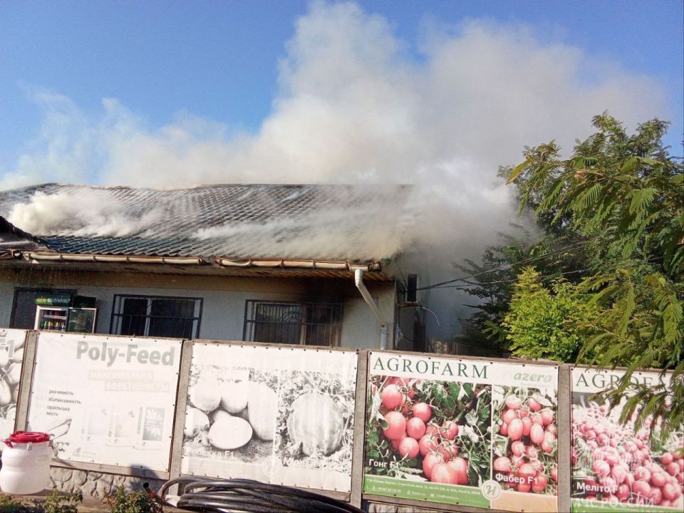 #ОперативкаМЧС84. Прямо сейчас подразделение МЧС России тушит пожар в магазине В Новоалексеевке на улице Дружбы Народов горит здание магазина на площади 200 метров квадратов #ОперативкаМЧС84. Прямо сейчас подразделение МЧС России тушит пожар в магазине В Новоалексеевке на улице Дружбы Народов горит здание магазина на площади 200 метров квадратов