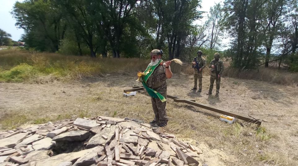 На въезде в Александровск установлен Поклонный крест На въезде в Александровск установлен Поклонный крест