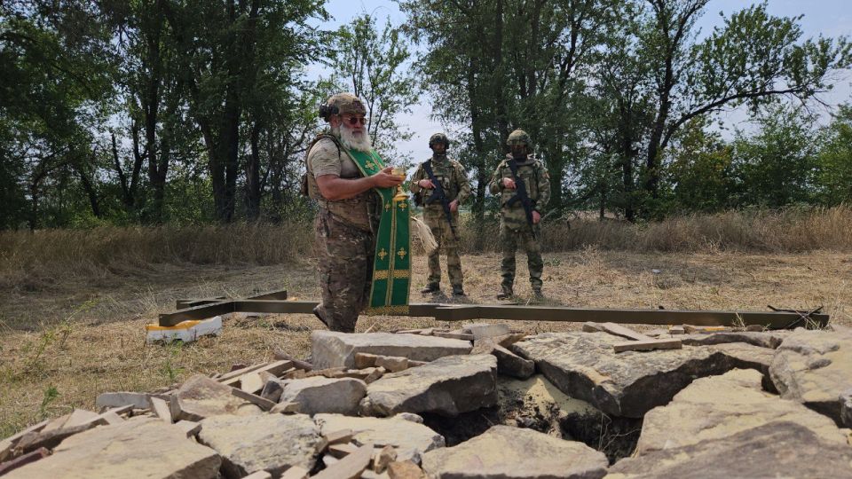 На въезде в Александровск установлен Поклонный крест На въезде в Александровск установлен Поклонный крест