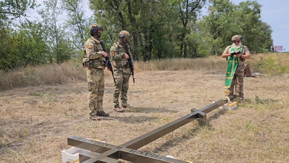 На въезде в Александровск установлен Поклонный крест На въезде в Александровск установлен Поклонный крест