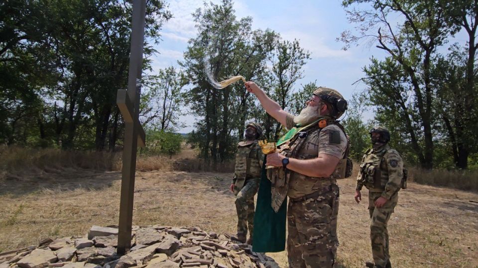 На въезде в Александровск установлен Поклонный крест На въезде в Александровск установлен Поклонный крест