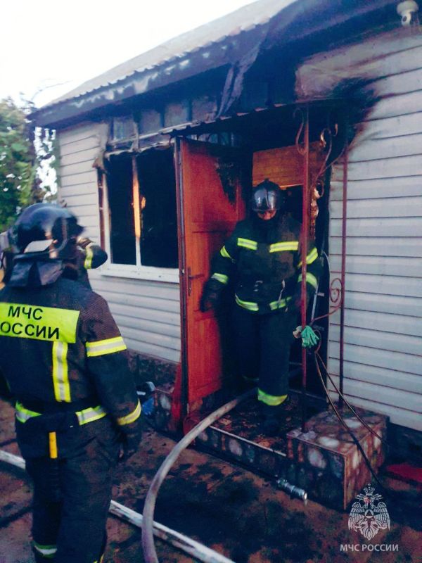 В Геническе горела хозяйственная постройка