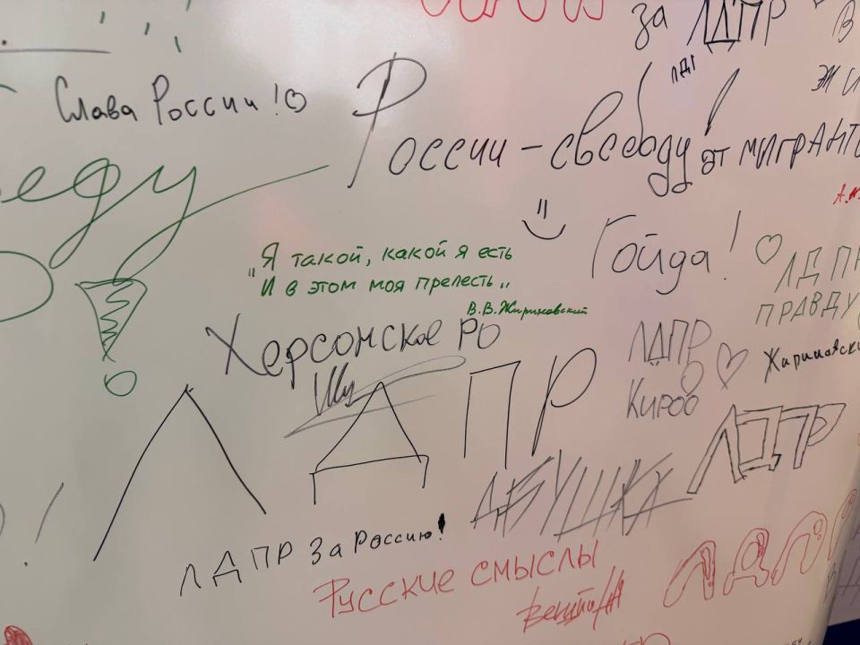 Иван Шумаков: Сегодня вместе с дочкой и котом Принцем посетили новый магазин ЛДПР в ТЦ «Европейский» (Москва, пл. Киевского вокзала, 2). Вот она - подрастающая политическая элита Иван Шумаков: Сегодня вместе с дочкой и котом Принцем посетили новый магазин ЛДПР в ТЦ «Европейский» (Москва, пл. Киевского вокзала, 2). Вот она - подрастающая политическая элита