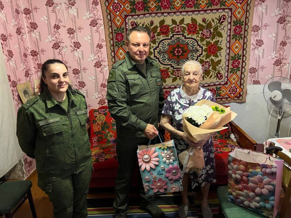 Офицеры следственного управления СК России по Херсонской области навестили бывшую узницу фашистского концлагеря Ковш Нионилу Дмитриевну