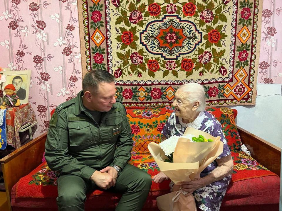 Офицеры следственного управления СК России по Херсонской области навестили бывшую узницу фашистского концлагеря Ковш Нионилу Дмитриевну Офицеры следственного управления СК России по Херсонской области навестили бывшую узницу фашистского концлагеря Ковш Нионилу Дмитриевну